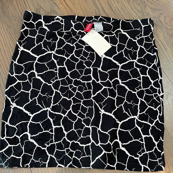 H&M black and white pencil skirt with tag - Picture 2 of 2